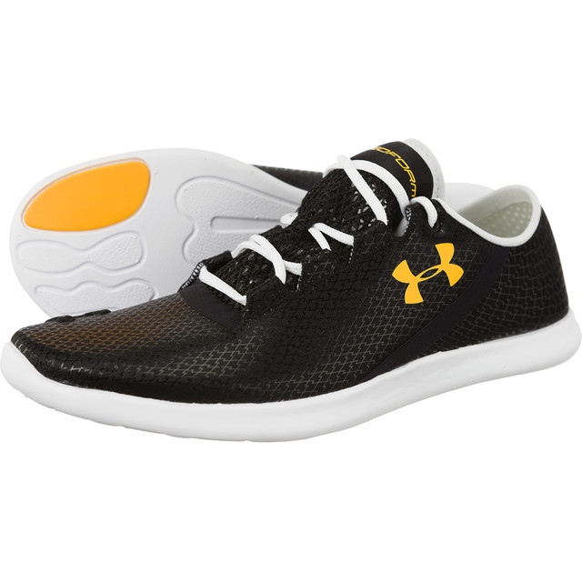 Under Armour Páncél alatt a StudioLux Low Fresh 001-ben fekete