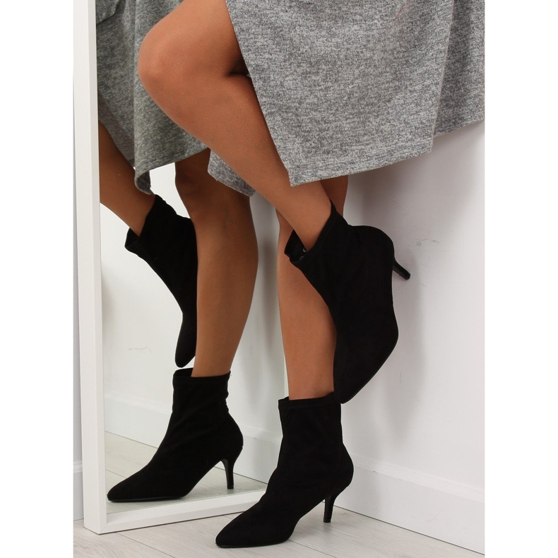 Fekete F183 Fekete csizma tűn