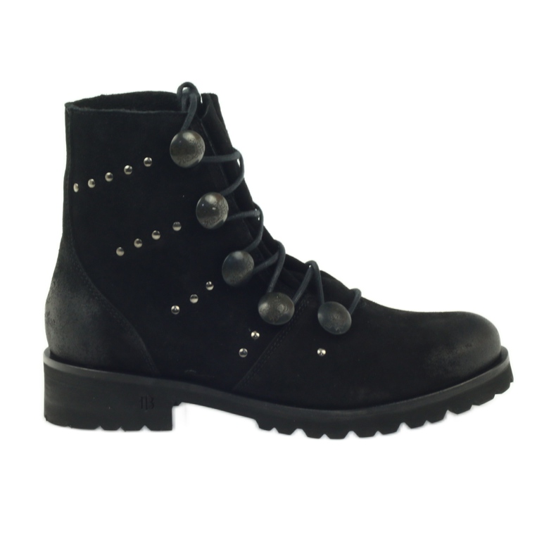 A Badura női csizma gombbal és strasszokkal díszítve fekete