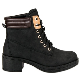 Munkáscsizma magas sarkú cipővel fekete