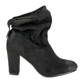 Velúr csizma a VINCEZA oszlopon fekete