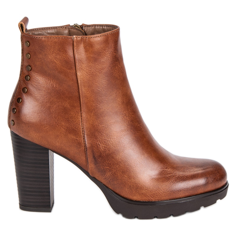 Filippo Barna csizma egy poszton