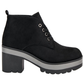 Könnyű, magas sarkú csizma fekete