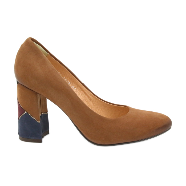 Espinto hivatalos szivattyúk piros szivattyúkat egy dekoratív oszlopon barna