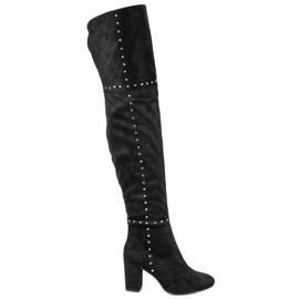 Fekete combcsizma az oszlopon Fekete combcsizma az oszlopon