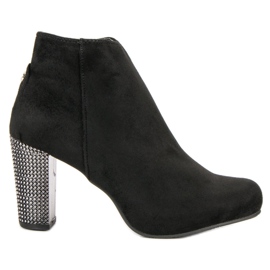 Elegáns csizma egy oszlopon fekete Elegáns csizma egy oszlopon fekete