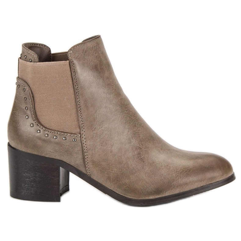 Csizma egy poszton barna