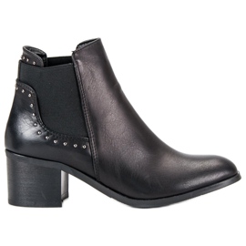 Csizma egy poszton fekete