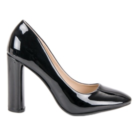 Lakkozott szivattyúk egy oszlopon fekete