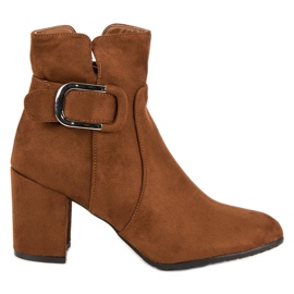 Velúr bokacsizma a postán barna