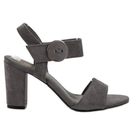 Szürke szandál a VINCEZA bárban