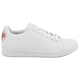 Fehér cipők szívvel