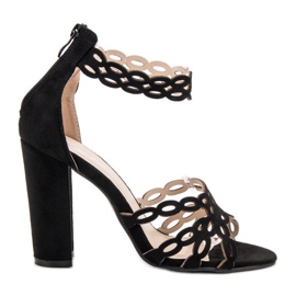 Laura Mode Fekete szandál egy bárban Laura Mode Fekete szandál egy bárban