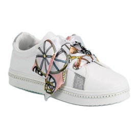 Szalaggal átkötött sportcipő fehér Szalaggal átkötött sportcipő fehér