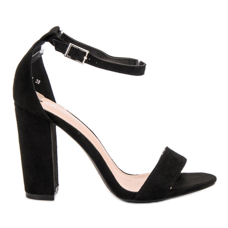 Ch. Creation Fekete szandál egy bárban