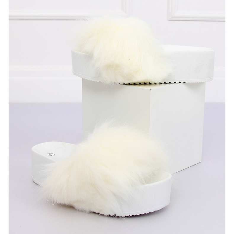 Fehér papucsok prémmel CK77P White II-GAT