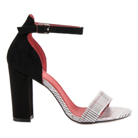 Erynn Szandál a bárban fekete