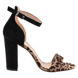 Erynn Szandál a bárban barna