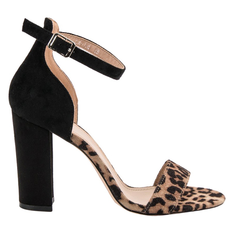 Erynn Szandál a bárban barna