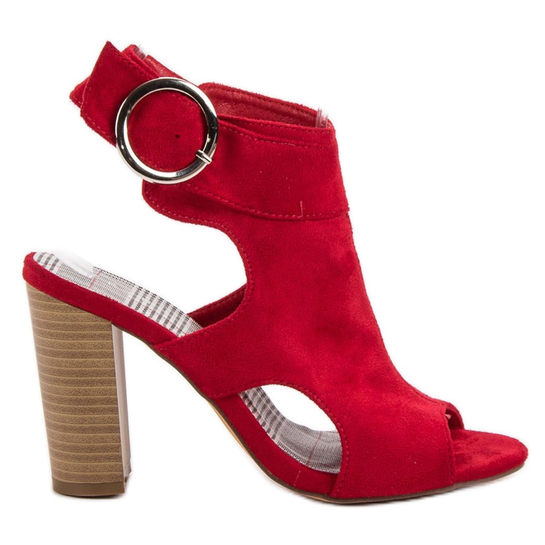 Erynn Piros szandál egy bárban