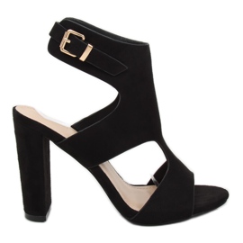 Fekete szandál a poszton J-8711 Fekete