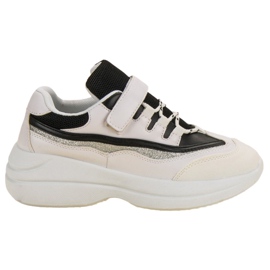 Divatos fehér és fekete cipők