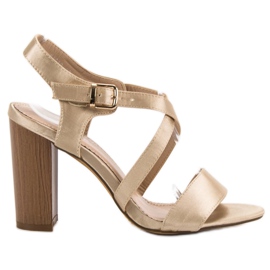 Kayla Szexi szandál egy bárban sárga