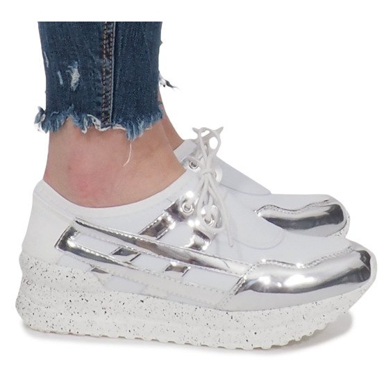 Fehér sportcipők a Calixte platformon