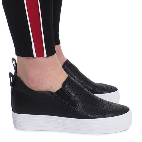 Fekete áttört cipők a Rockvale ékén