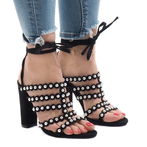 Fekete szandál a B-65 oszlopon