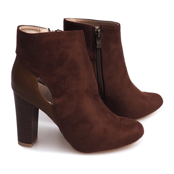 Barna velúr csizma egy oszlopon, cipzárral