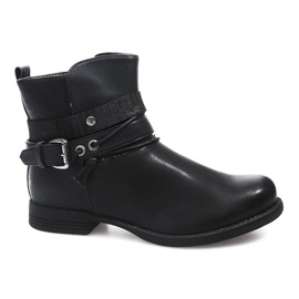 037-PA fekete csizmával díszítve