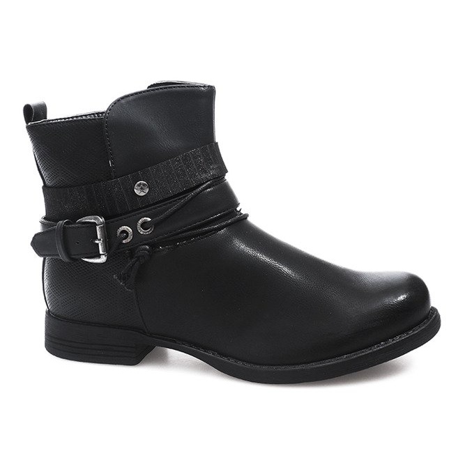 037-PA fekete csizmával díszítve