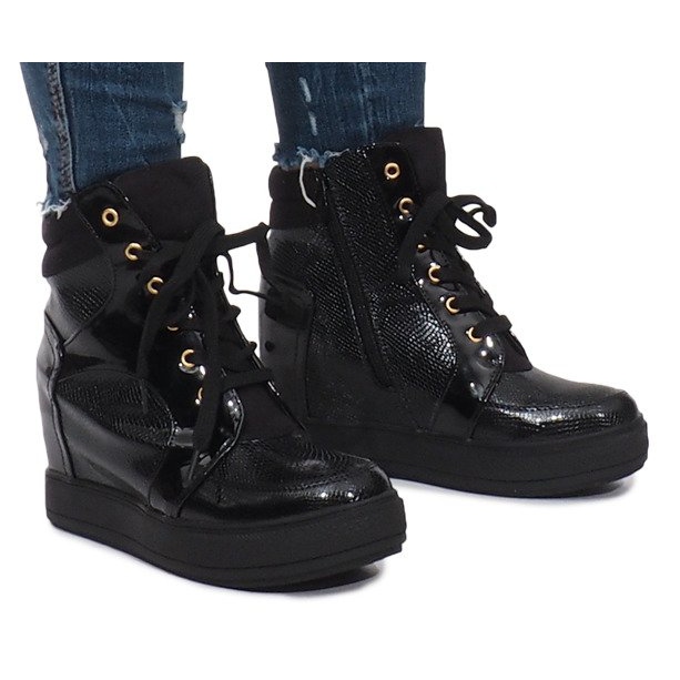 Fekete lakkozott cipők a kígyó ékén