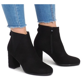 Radír HQ-8A813-1 fekete csizma egy poszton