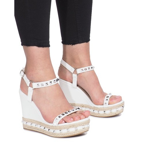 Fehér ék szandál Cubano csapokkal