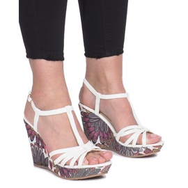 Fehér szandál az Ibrahim ék sarkán fekete