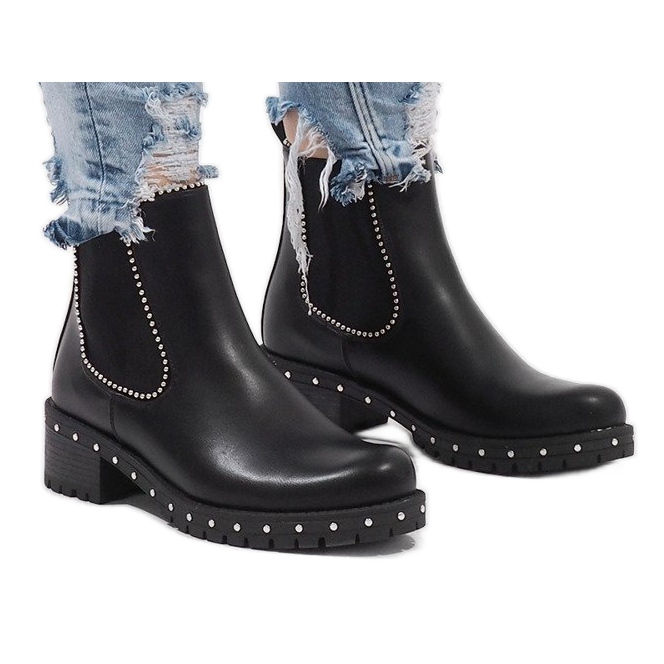 Fekete szigetelésű csizma csapokkal 17031-25