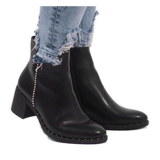 Fekete szigetelésű csizma NC268 csapokkal Fekete szigetelésű csizma NC268 csapokkal