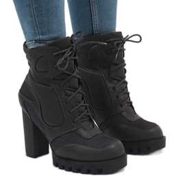 Szigetelt szürke csizma az oszlopon 9132-5