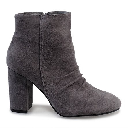 Szürke velúr bokacsizma a 0M803 oszlopon Szürke velúr bokacsizma a 0M803 oszlopon