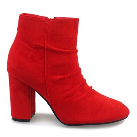 Piros velúr bokacsizma a 0M803 oszlopon