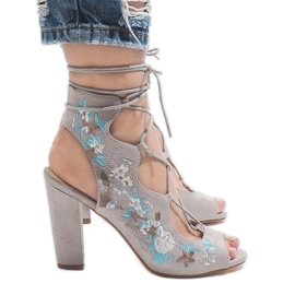 Szürke nyitott csizma az oszlopon 1610-223