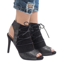 Fekete, nyitott csizma HF168-3 sarkon