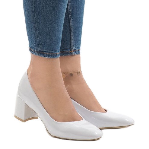 Fehér lakkozott szivattyúk a 7501-1 oszlopon