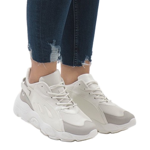 Divatos fehér sportcipő 9115