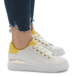 Fehér cipők a 353 -as platformon