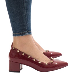 Burgundi lakkozott szivattyúk az X-70 oszlopon piros sokszínű