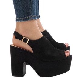 Fekete szandál egy masszív 8263CA blokkon