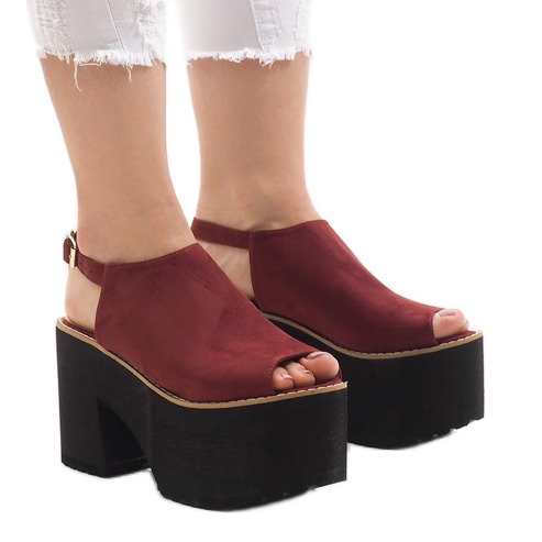 Bordó szandál egy hatalmas B8290 blokkon piros sokszínű